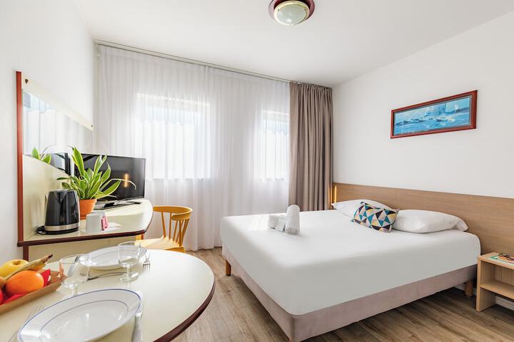 Room 9 of 28