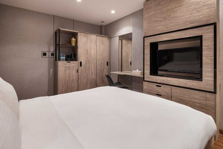 Room 7 of 33
