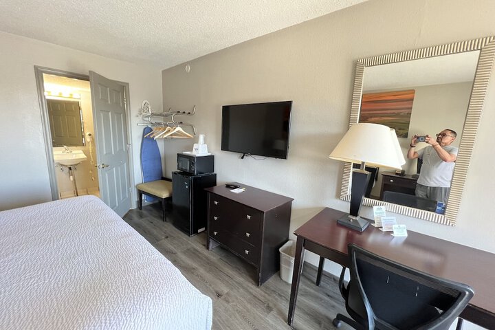 1 King Bed (5 of 10)