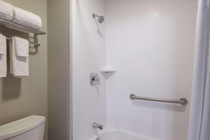 2 Queen Beds Microwave and Refrigerator WiFi Full Breakfast (9 of 9)