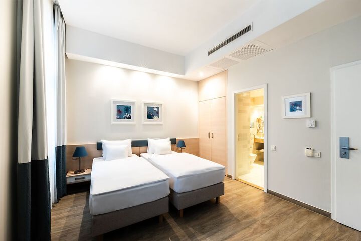Room 11 of 80