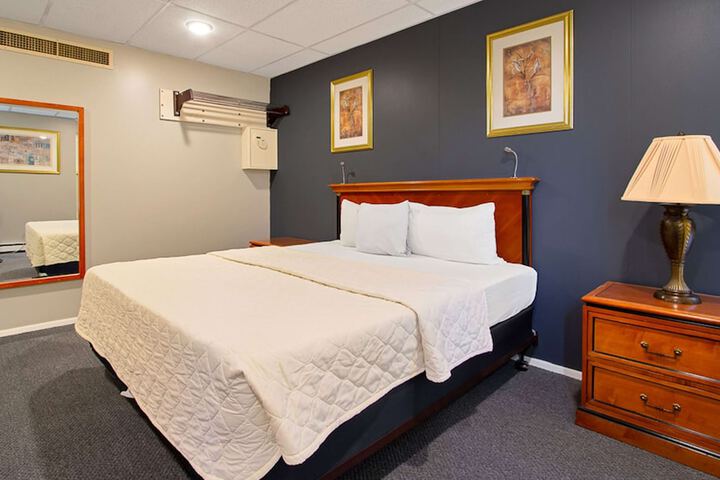 1 King Bed (4 of 16)