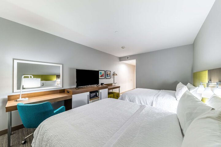 2 Queen Beds (2 of 5)
