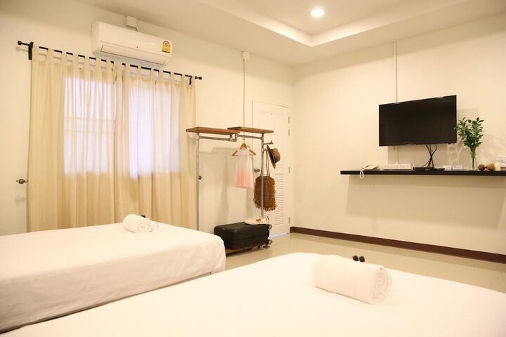 Room 10 of 34