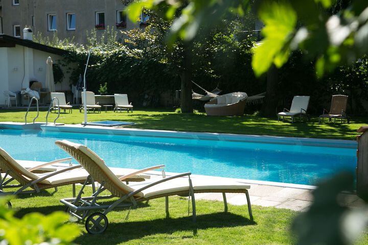 Pool 40 of 53