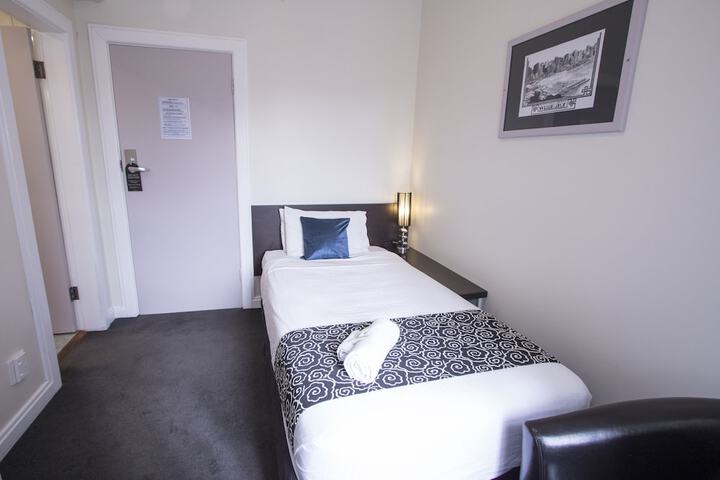 Room 11 of 40