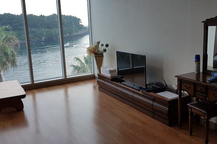 Room 4 of 80