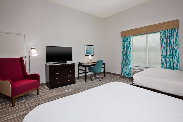 2 Queen Beds with Lounge Chair (4 of 16)