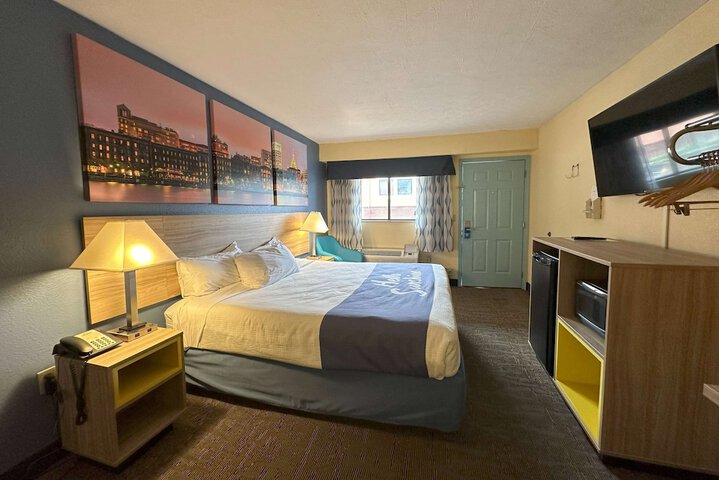 1 King Bed First Floor (5 of 12)