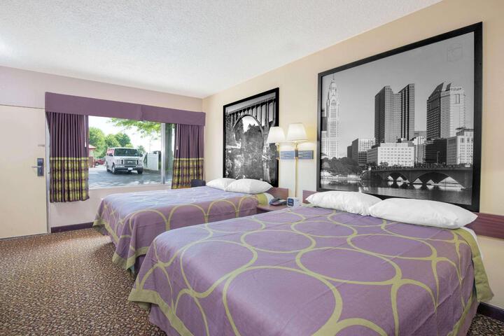 2 Queen Beds (8 of 10)