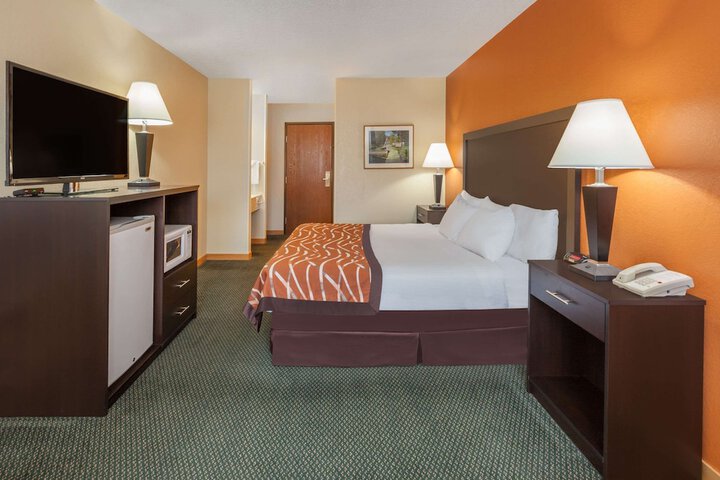 1 Queen Bed Mobility Accessible (10 of 10)