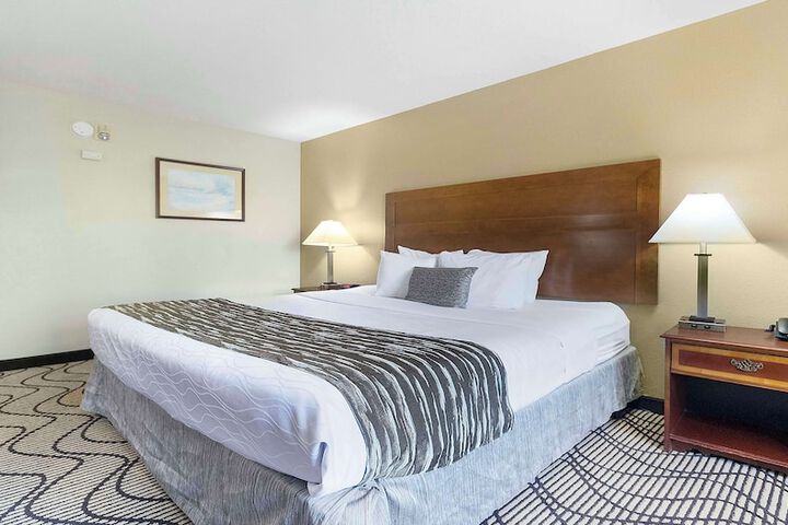 1 King Bed Desk Microwave and Refrigerator WiFi Full Breakfast (7 of 10)