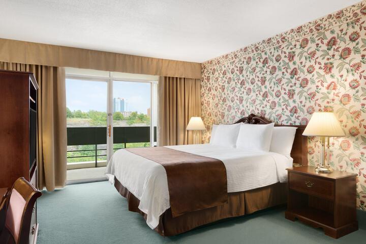 1 King Bed (4 of 16)