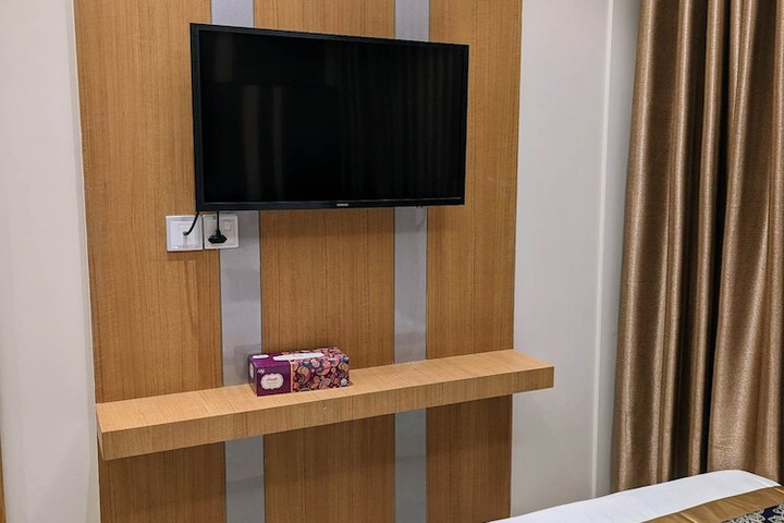 Room 4 of 16