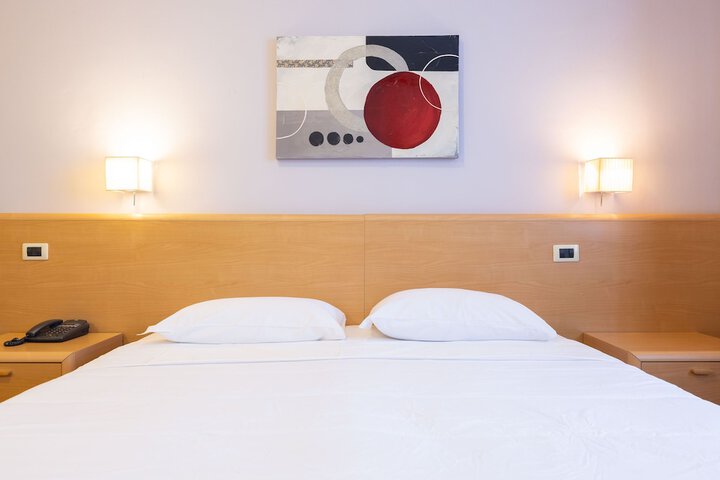 Room 28 of 104