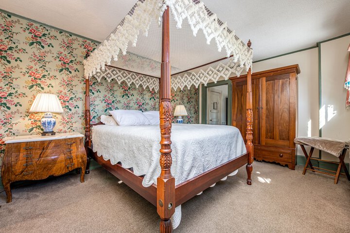 1 Queen Bed (5 of 35)