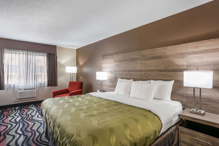 1 King Bed Business Room (13 of 15)