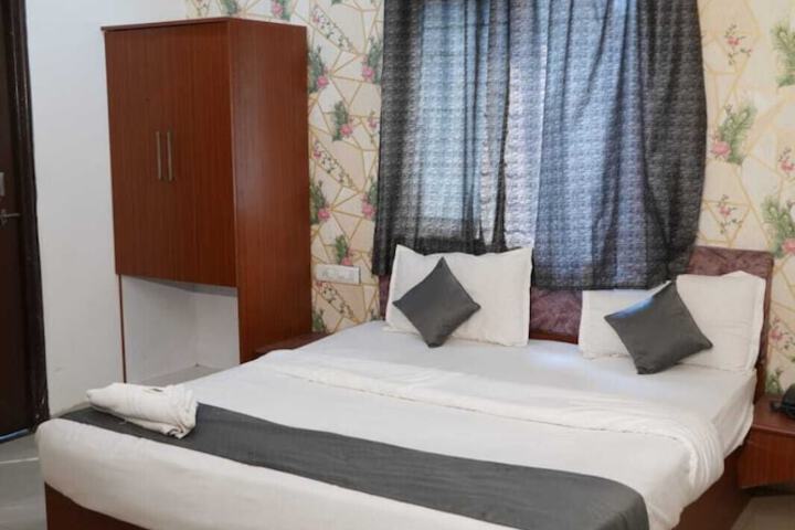 Room 9 of 20