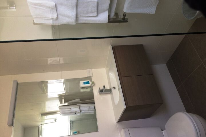 Room 32 of 60