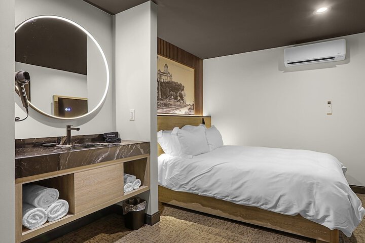 Deluxe Room 1 Queen Bed Mobility Accessible (25 of 26)