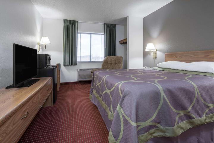 1 Queen Bed (2 of 12)
