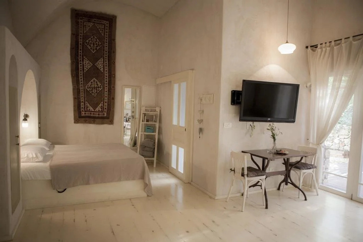 Room 4 of 12