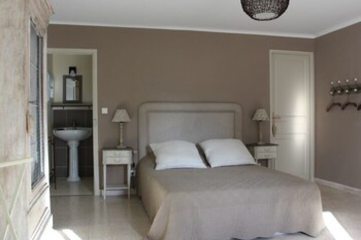 Room 4 of 11