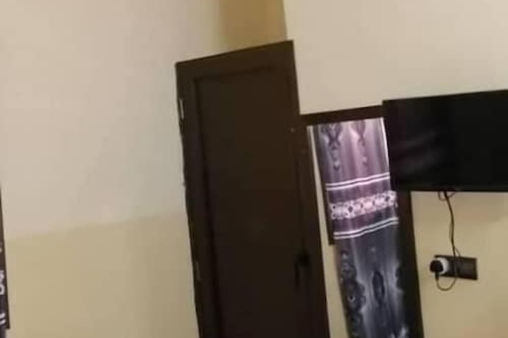 Room 9 of 16