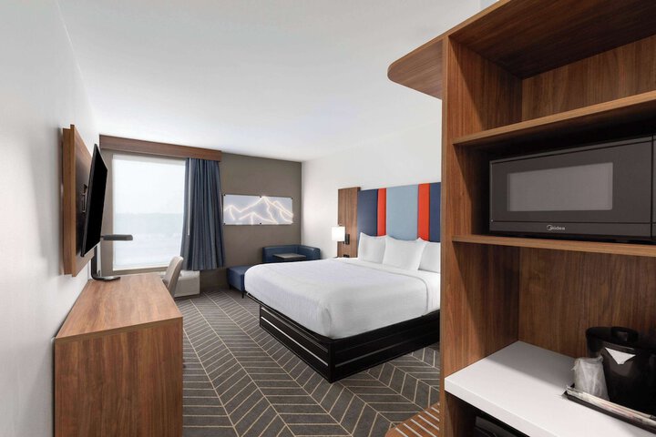 1 King Bed (2 of 14)