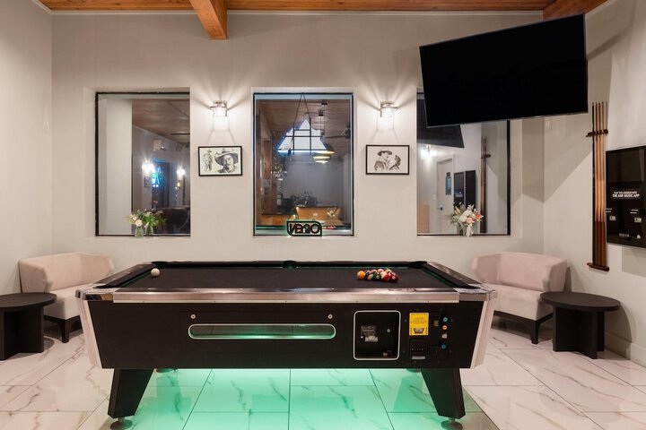 Lounge 33 of 41