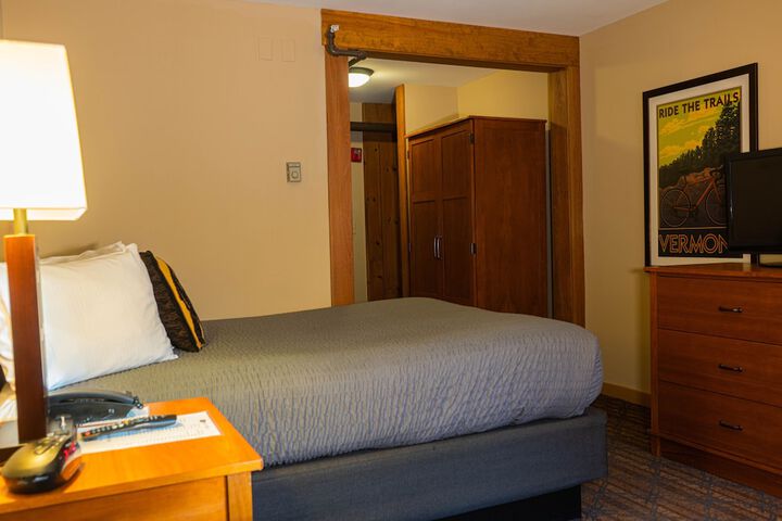 1 Queen Bed (5 of 14)