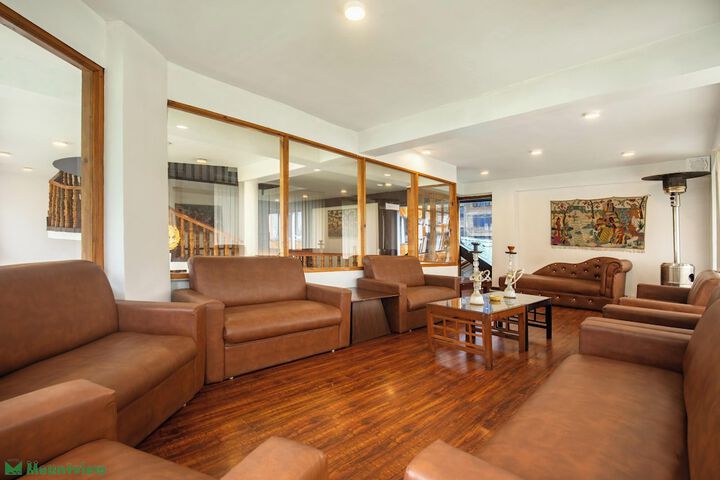 Lounge 63 of 81