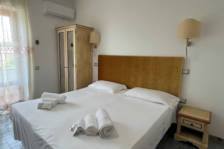 Room 13 of 27
