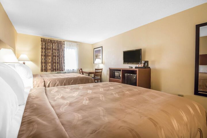 2 Queen Beds (5 of 8)
