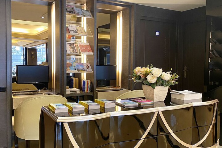 Business Center 44 of 48