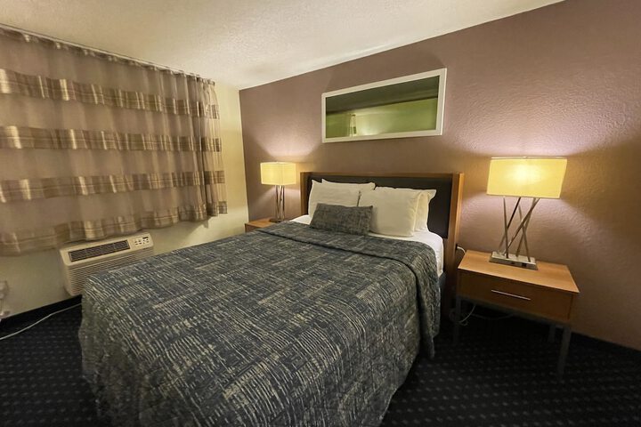 1 Queen Bed (10 of 15)
