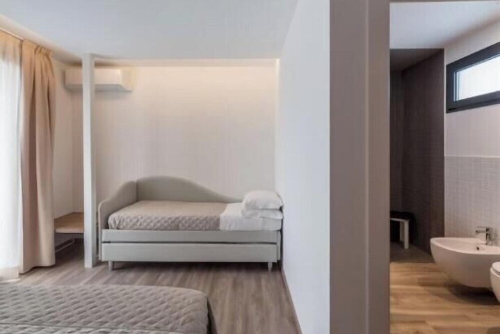 Room 12 of 74