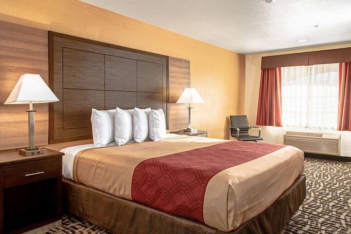1 Queen Bed (3 of 9)