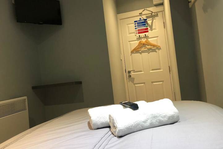 Room 13 of 36