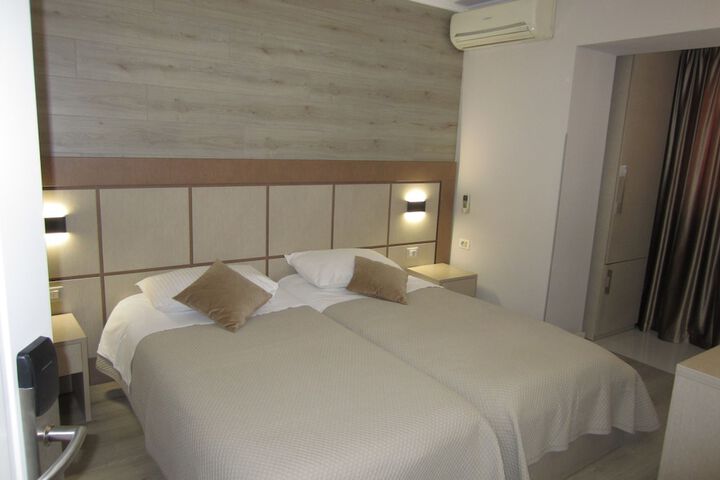 Room 44 of 74