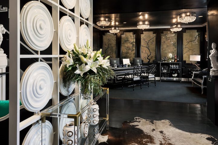 Lobby lounge