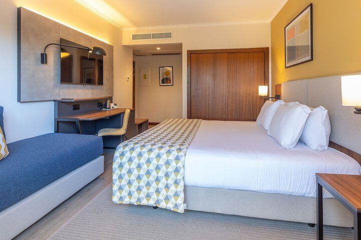 Room 14 of 77