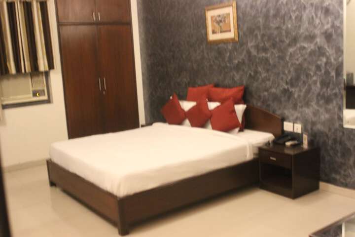 Room 6 of 17