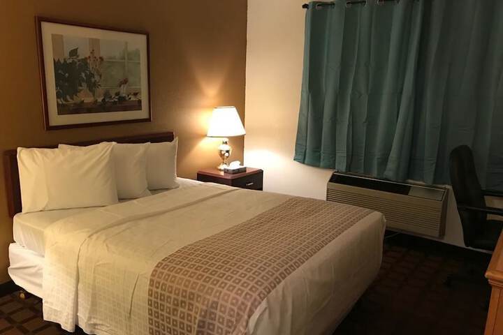 1 Queen Bed (6 of 6)