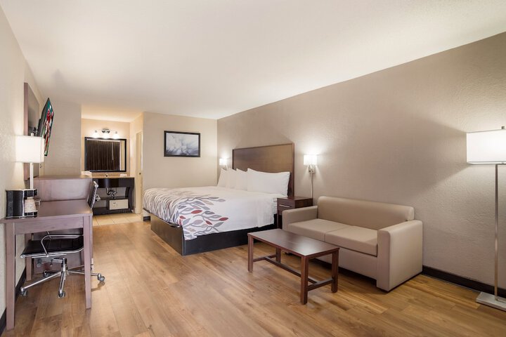 Deluxe King Bed (2 of 14)