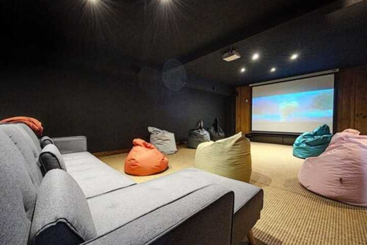 Lounge 48 of 54