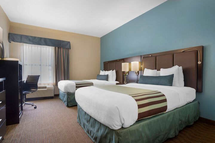 2 Double Accessible Roll in Shower Work Desk Microwave, Refrigerator Full Breakfast (1 of 6)
