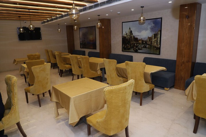 Dining 8 of 13