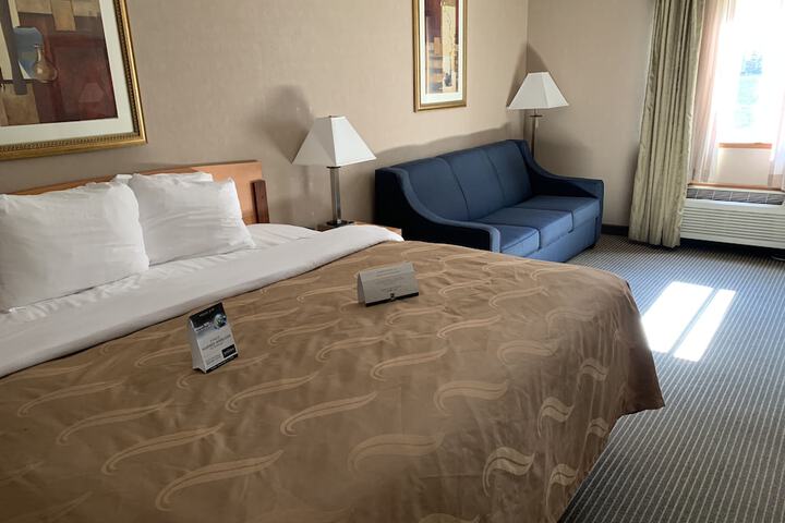 1 King Bed (2 of 23)