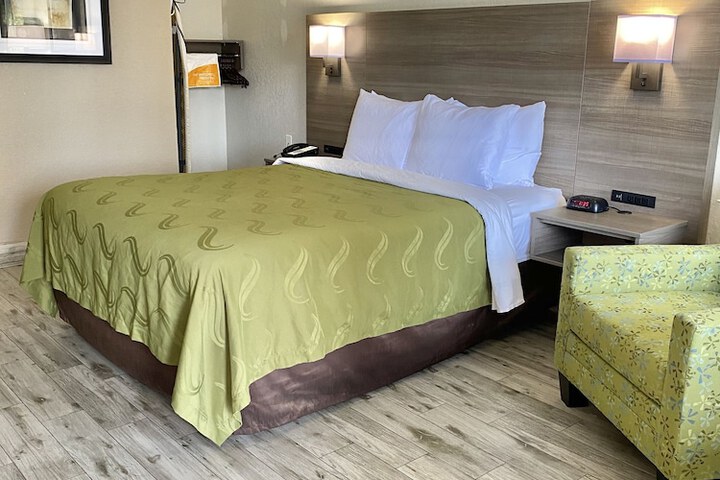 1 Queen Bed Accessible (16 of 16)